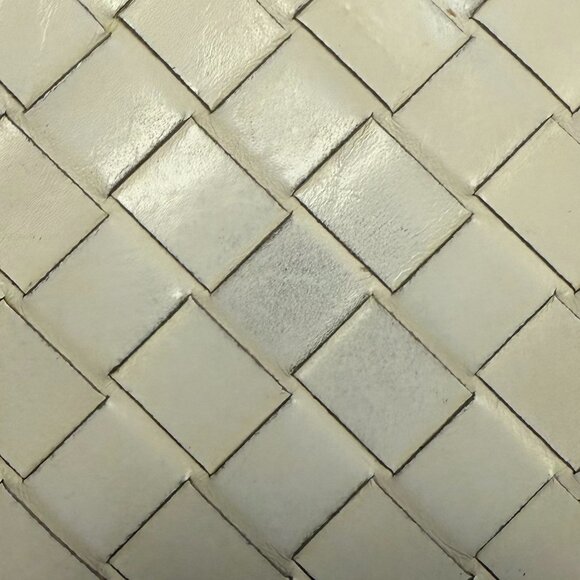 Bottega Veneta Intrecciato Bi-Fold Wallet with Contrasted Interior - Picture 3 of 8